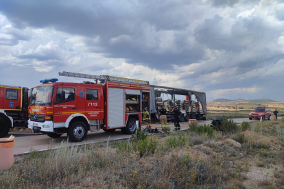 Los bomberos desplegaron varios vehículos pesados para la intervención.