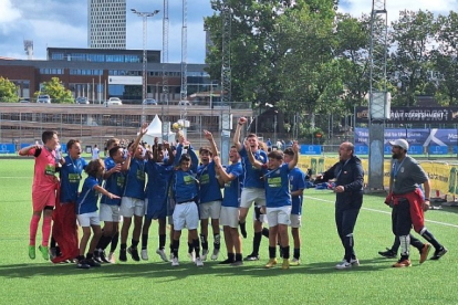 Los jugadores del CD Murchante infantil celebran su victoria en la Gothia Cup.