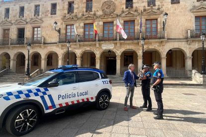 Presentación del nuevo coche híbrido de la Policía Local de Soria.
