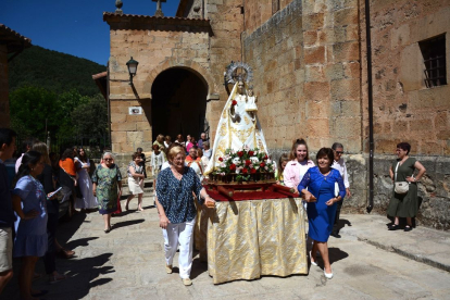 Salduero vive el día grande de sus fiestas con la procesión de la Virgen de las Nieves.