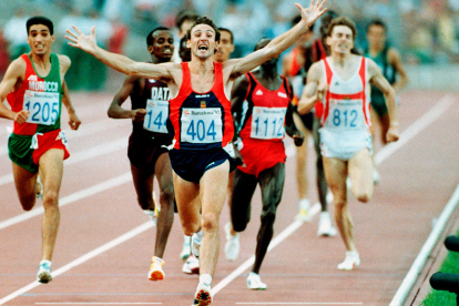 Un exultante Fermín Cacho en el momento de cruzar la línea de meta en el Olímpico de Montjuic .