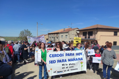 Protesta en Fuentearmegil contra la macrogranja en abril de 2023.