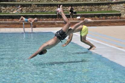 Un joven se lanza de cabeza a una piscina pública en Soria capital.