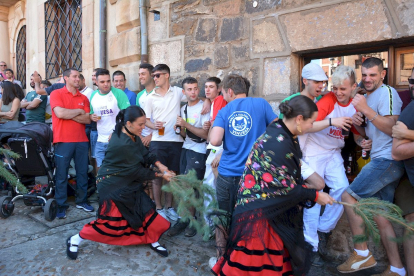 El ritual de la pinochada en Vinuesa