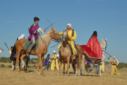 La batalla entre moros y cristianos se luchó a caballo y con espadas.