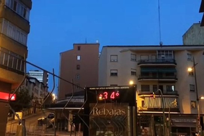 Los termómetros urbanos marcaban hasta 34 grados a las 21:21 horas en la capital el 22 de agosto.