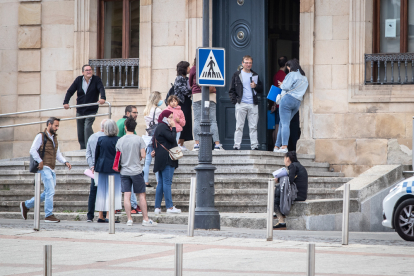 Personas esperando turno este lunes 28 de agosto en la puerta del Palacio Provincial.