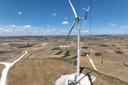 Primer aerogenerador del parque eólico de Buniel en el que participa Caja Rural de Soria.