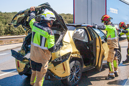 Bomberos de la Diputación en un accidente de tráfico.