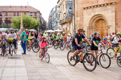 El Día de la Bicicleta movilizó a decenas de sorianos en una cita lúdica que bajó hasta el Duero.