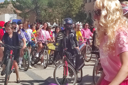 San Esteban disfruta de las bicicletas y los disfraces en sus fiestas con 'Todos sobre ruedas'.
