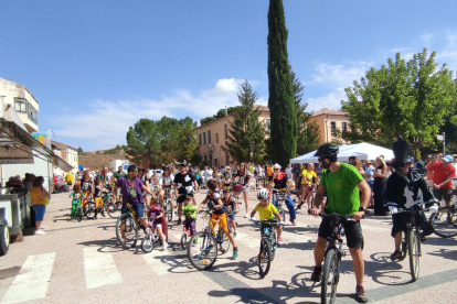 San Esteban disfruta de las bicicletas y los disfraces en sus fiestas con 'Todos sobre ruedas'.
