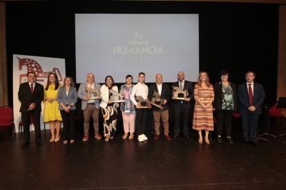 Premiados y autoridades al término de la ceremonia de los Premios Numancia 2023.