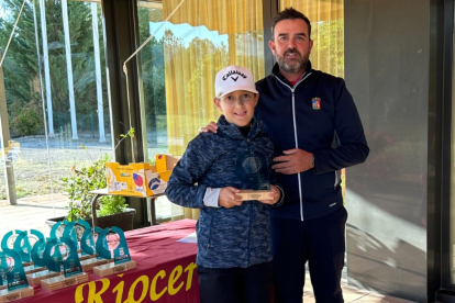 Enzo Jiménez recogiendo el trofeo que le acredita como ganador de la segunda prueba del Pequecircuito.