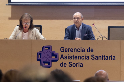 Carmen José Ruiz, directora gerente de AFA Soria, y Manuel Sánchez Maimierca, presidente de la Sociedad de Neurociencias.