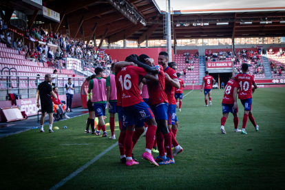 Los jugadores del Numancia celebran uno de los goles de la remontada en la segunda parte ante el Atlético Paso.