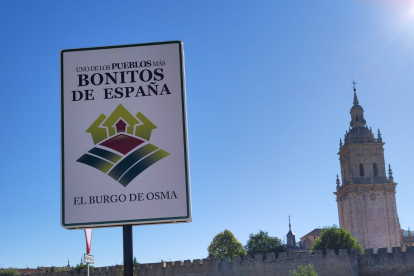 Cartel indicador de El Burgo como Pueblo más Bonito de España.