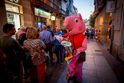 La Plaza Mayor abarrotada para disfrutar de los torreznos