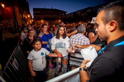 La Plaza Mayor abarrotada para disfrutar de los torreznos