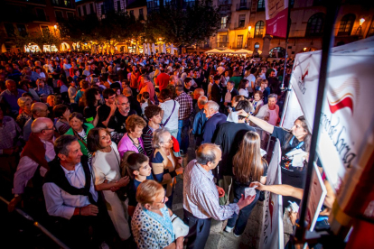 La Plaza Mayor abarrotada para disfrutar de los torreznos