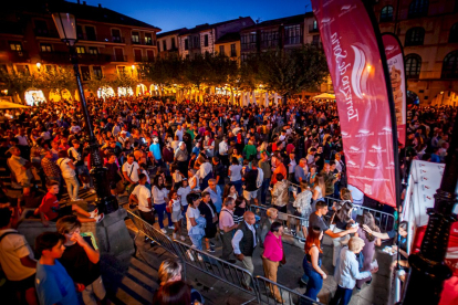 La Plaza Mayor abarrotada para disfrutar de los torreznos