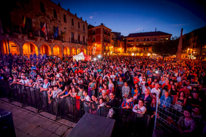 La Plaza Mayor abarrotada para disfrutar de los torreznos