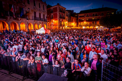 La Plaza Mayor abarrotada para disfrutar de los torreznos