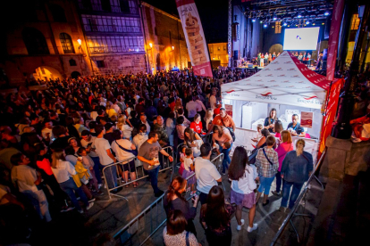 La Plaza Mayor abarrotada para disfrutar de los torreznos