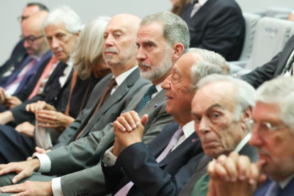 E Rey y el presidente de la República Portuguesa y el duque de Soria durante el desarrollo del acto  en Cascais