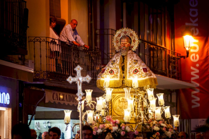 El patrón es portado ante la devoción de los soriano