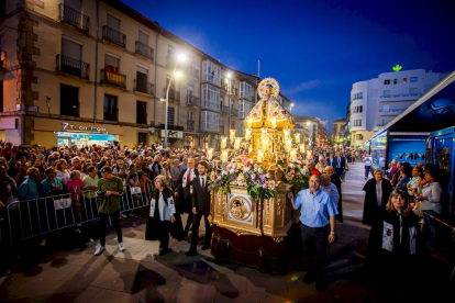 El patrón es portado ante la devoción de los soriano