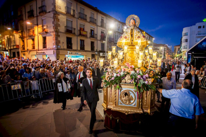 El patrón es portado ante la devoción de los soriano