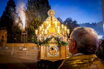 El patrón es portado ante la devoción de los soriano