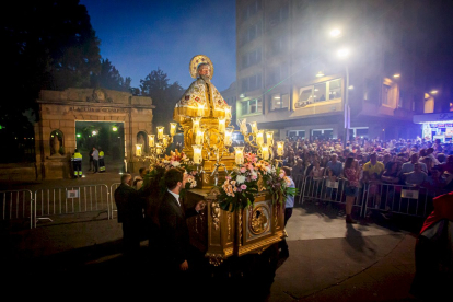 El patrón es portado ante la devoción de los soriano