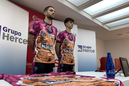 Los líberos Álex San Martín y Rodrigo Jiménez posan con la camiseta del Torrezno de Soria