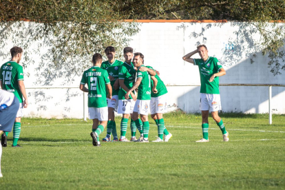 Los jugadores del San José celebran uno de los goles anotados ante el Deportivo Arenas.