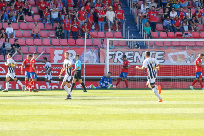 Los jugadores del Badajoz celebran el 0-1 ante el Numancia tras el fallo de Zubiri en defensa.