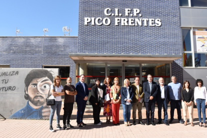 Comité ejecutivo del Plan Soria, reunido frente al CIFP Pico Frentes.