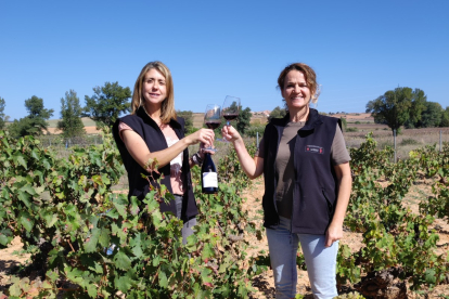 Emma Villajo y María José García Moreno brindan en una de las fincas en las que nacen los vinos de la marca 12 Linajes.