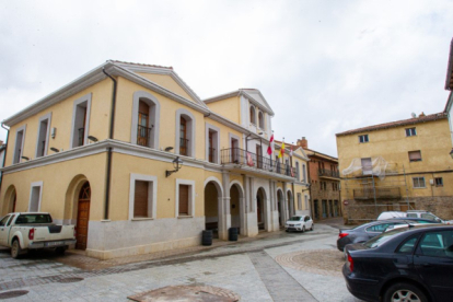 Ayuntamiento de San Pedro Manrique, en el centro de la localidad.