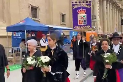 El Centro Soriano de Zaragoza volvió a participar fiel a su cita en la Ofrenda de Flores a la Virgen del Pilar de Zaragoza. Una edición más, piñorros y sobre todo piñorras dejaron sus flores blancas en el gran manto de la Virgen.