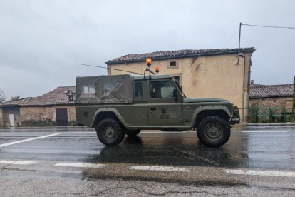 Uno de los vehículos de la comitiva militar a su paso por la provincia de Soria.