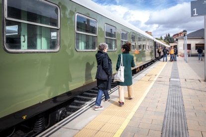 Visita de los trenes históricos del Torrenzo Express a Soria con vagones y locomotoras singulares.