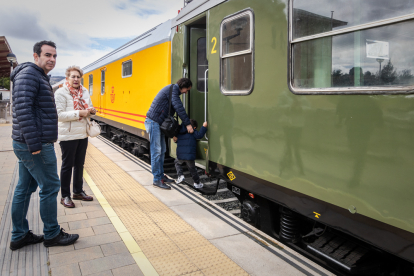 Visita de los trenes históricos del Torrenzo Express a Soria con vagones y locomotoras singulares.