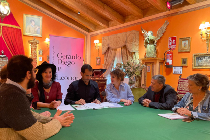 Reunión del jurado para el fallo de los premios de poesía en Bretún (Soria).