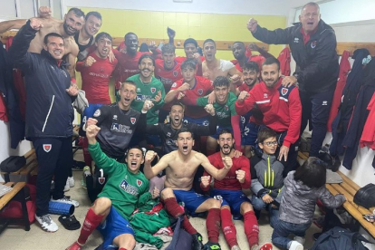 Los jugadores del Numancia celebran el buen resultado ante el Villanovense.