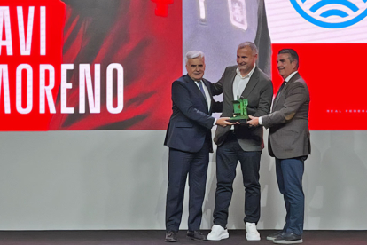 Javi Moreno recibe el premio a mejor entrenador del año pasado.