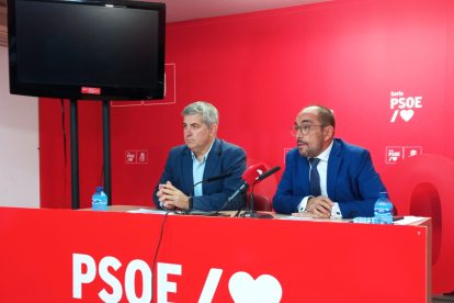 Los socialistas Javier Antón y Luis Rey durante la comparecencia. HDS