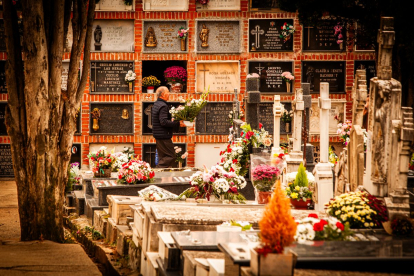 Ofrendas y oraciones en el cementerio