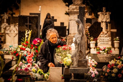 Ofrendas y oraciones en el cementerio
